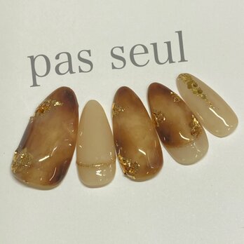 【秋 ネイル】べっ甲 金箔 アーモンド ブラウン ベージュ ホログラム 結婚式 行事 ネイルチップ ゴールド オフィスネイルの画像