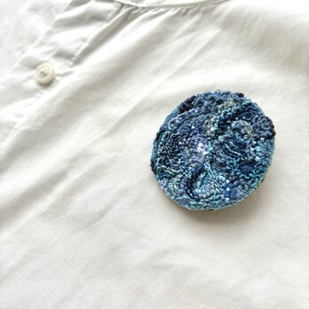 " 秋冬あたたかみのある風合いのブルーの丸型刺繍ブローチ"の画像