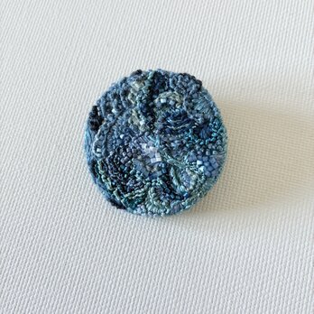 " 秋冬あたたかみのある風合いのブルーの丸型刺繍ブローチ"