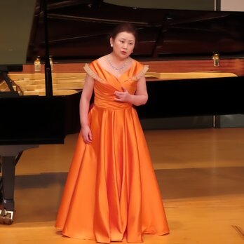 実例写真！パーティードレス オレンジ オフショルダー 光沢サテン ロング 編み上げ 演奏会/音楽会の画像
