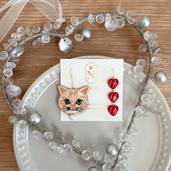 猫さん刺繍とチェコ製ハートビジューのピアスandイヤリング ♡の画像