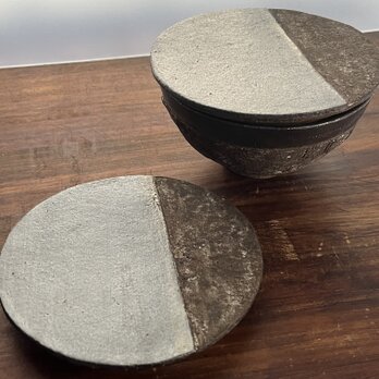 蓋にもなる板皿　黒釉&黒泥彩　(茶碗　小(small)用) (2024)の画像