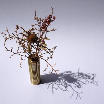 小さな真鍮の花器　一輪挿しの画像