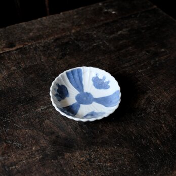 五山ノ桐の紋◆花形で可愛い。伊万里　白磁陽刻小皿　骨董/antiques　幕末〜明治　丁寧な暮らしに。個体Aの画像