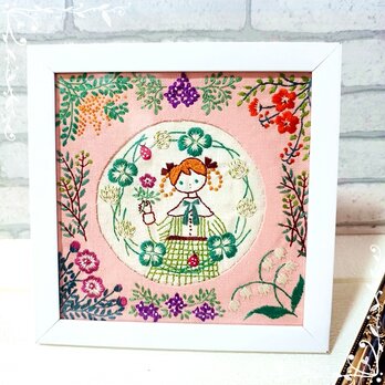 【手刺繍】フェリシモキットお花と女の子飾りの画像