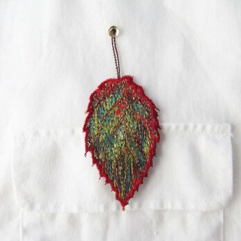 刺繍ブローチ・ヒラリと舞う（赤緑）の画像