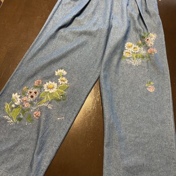 刺繍ジーンズの画像