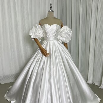 ウエディングドレス 光沢サテン ベアトップ フリル袖 リボン ロングトレーン 編み上げ 結婚式の画像