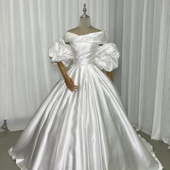 ウエディングドレス 光沢サテン ベアトップ オフショルダー フリル袖 リボン ロングトレーン 編み上げ 結婚式の画像