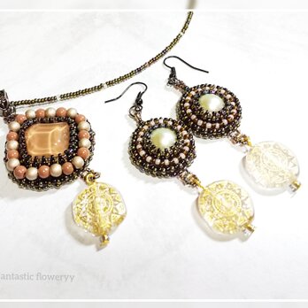 スクエアネックレスとピアスセット　ブラック　ブラウン　パール　ビーズ刺繍【fa2-0364】fantastic floweryの画像