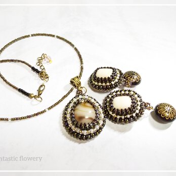 雫ネックレスとレクタングルイヤリングセット　乳白色　ビーズ刺繍【fa2-0366】fantastic floweryの画像