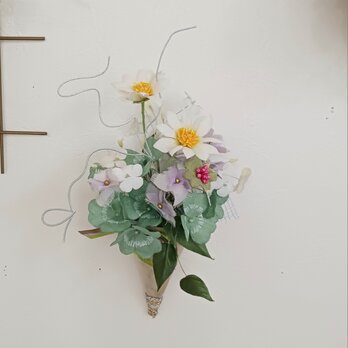 染め布花の花飾り＊マーガレットと四つ葉の小さなインテリア　花束の画像
