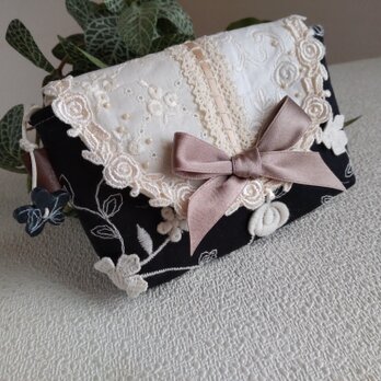 ミニマルチケース(刺繍モチーフ黒生地:スナップタイプ)の画像