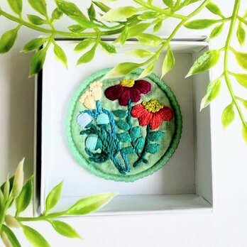 ビーズで飾った草花の刺繍ブローチ【botanical】#305の画像