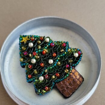 華やかなクリスマスツリーのブローチ ゴールドパールの画像