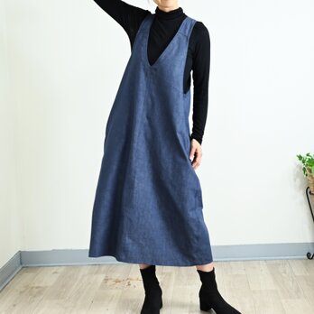 深V開きのデニムジャンパースカート