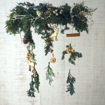 メリーゴーランドのようなクリスマスのフライングリースの画像
