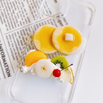 こんがり焼けたホットケーキとフルーツのiPhoneケース　スイーツデコの画像