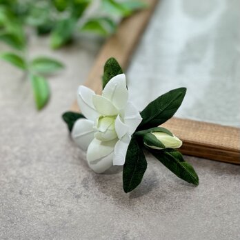 布花　清楚な香り漂うクチナシのコサージュ。の画像