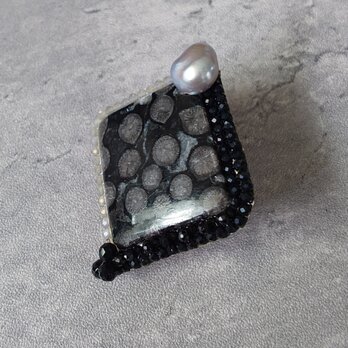 黒いフォッシルコーラル（化石珊瑚）のブローチ