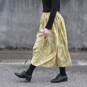 【即納・特価品】淡く柔らかな色合い ボタニカル ロングスカート（スモーキーイエロー）の画像
