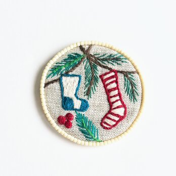 ビーズで飾ったクリスマスの刺繍ブローチ【botanical】#307の画像