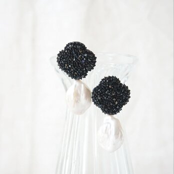 【 jet black,flower ＋pearl】アンティークビーズ手刺繍ピアスの画像