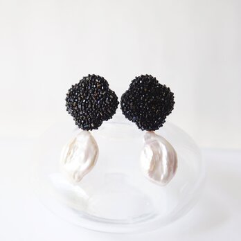 【 jet black,flower ＋pearl】アンティークビーズ手刺繍ピアスの画像