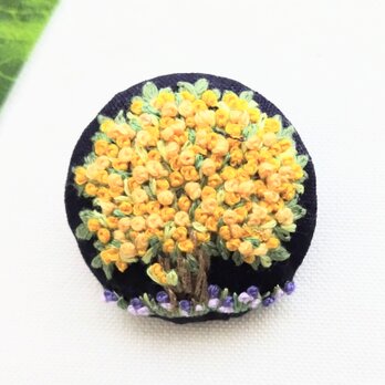 オレンジ色の実がなる木刺繍ブローチの画像