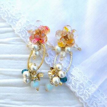 喜び舞うお花のピアスの画像