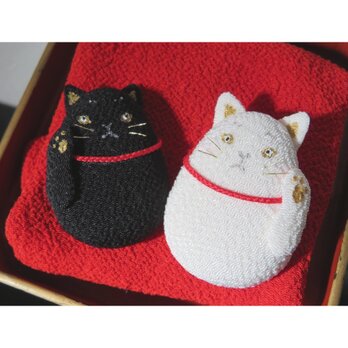 多用途☆日々の相棒ブローチ【ちょっとコワモテ招き猫】正絹縮緬　季節　縁起物　正月　アクセサリー　ちりめん　帯留め　壁飾りの画像