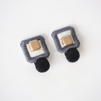 刺繍イヤリング　　　シンプル　グレー　秋冬の画像
