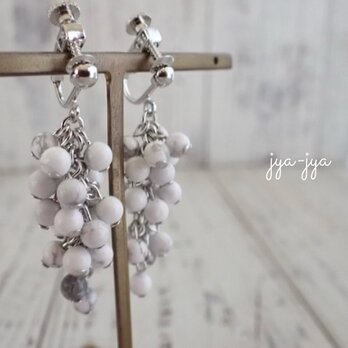 beads earrings ＊ White natural Howliteの画像