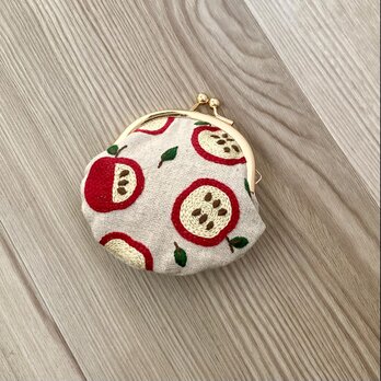 手刺繍りんごのがま口の画像