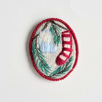 ビーズで飾ったクリスマスの刺繍ミニブローチ（botanical）#309の画像