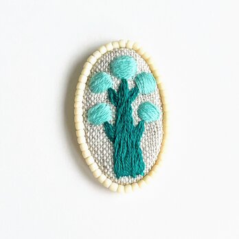 ビーズで飾った北欧風ツリーの刺繍ブローチ(hokuo）#310の画像