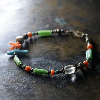 翡翠色ローマングラスとアンティークボヘミアビーズ、つぶつぶブラス、発掘ビーズ、チベタンコーラル＆ターコイズのブレス