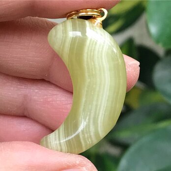 瑪瑙　アゲート　勾玉　ストラップ　天然石　ペンダント　握り石　チャームの画像