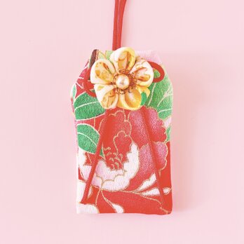 紅牡丹と隠れ桜｜花のお守り袋（手縫い・つまみ細工／元巫女が仕立てる）