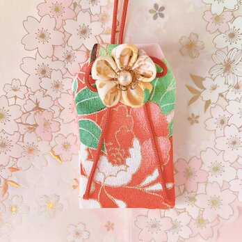 紅牡丹と隠れ桜｜花のお守り袋（手縫い・つまみ細工／元巫女が仕立てる）