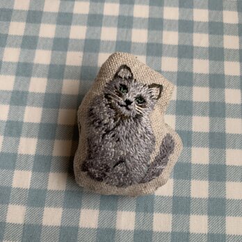 おすまし猫さん　刺繍ブローチの画像