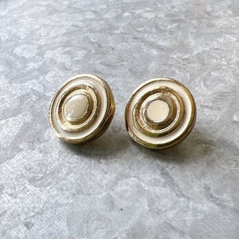 P503-ヴィンテージピアス U.S.A. 1980s Gold-tone cream enamel paintの画像