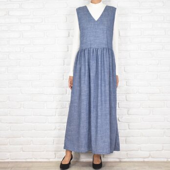 自然なドレープが美しい大人のためのデニムライクなレーヨンリネンVネックワンピース　ジャンパースカート　ブルーの画像