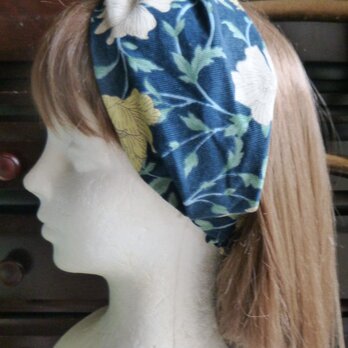 紺の花柄のヘアバンド