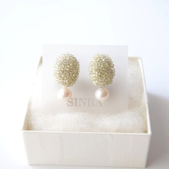 【light green】earrings　アンティークビーズ手刺繍イヤリングの画像