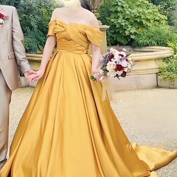 実例写真！カラードレス 鬱金色 オフショルダー 光沢サテン Aライン 披露宴 花嫁の画像