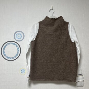 大人の日常服　ボトルネックベスト　ウールニット　ブラウンの画像