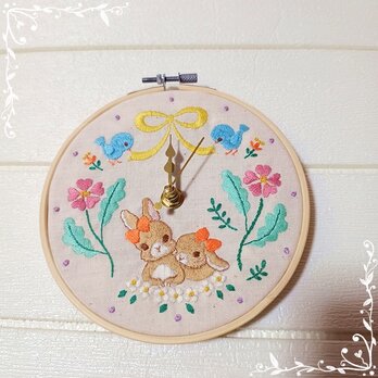 【手刺繍】うさぎと青い鳥の刺繍時計の画像