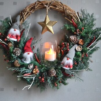 【送料半額キャンペーン】キャンドル付サンタたちの森wreathの画像