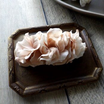 淡水パールとくすみ色の花びらのバレッタ ■ Lサイズ×4輪 ■ ベージュピンクの画像